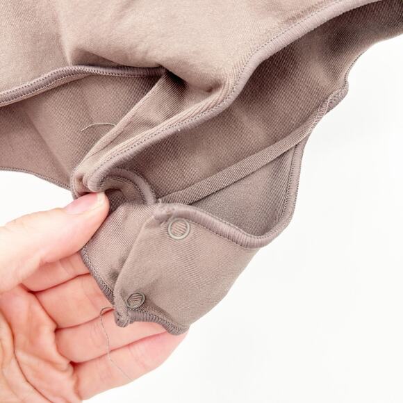 Skims Womens Minimalist Essential Crewneck Sleeveless Bodysuit XXS / XS Taupe - Picture 6 of 7